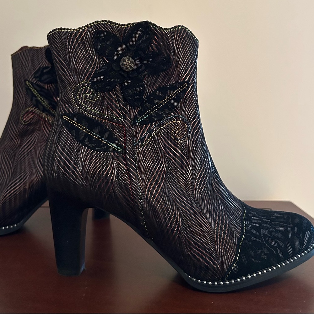 L'ATISTE Black and Brown Heeled Boots with Floral Accent